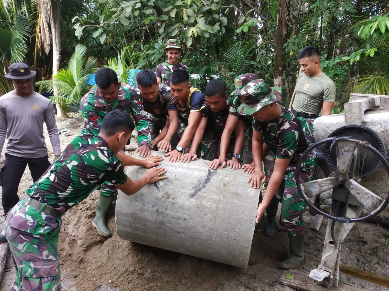Satgas TMMD ke115 Kerja Keras dan Teliti Pasang Gorong-gorong di Sasaran III