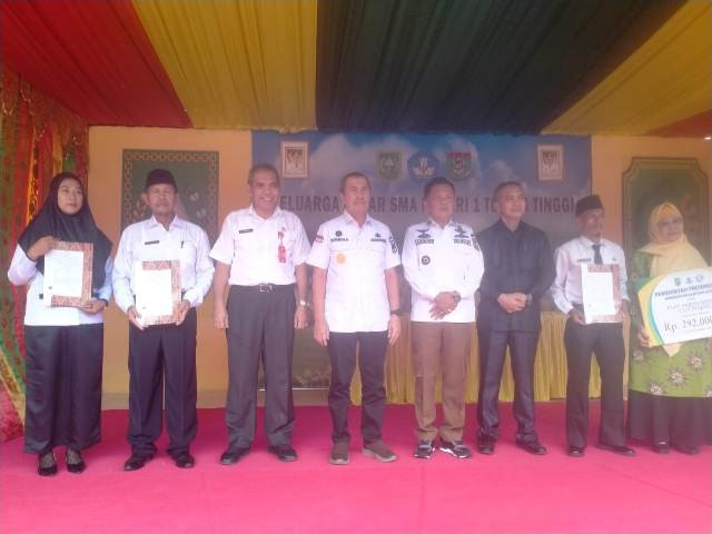 Gubri Serahkan SK PPPK Guru SMA dan SLB Wilayah Meranti