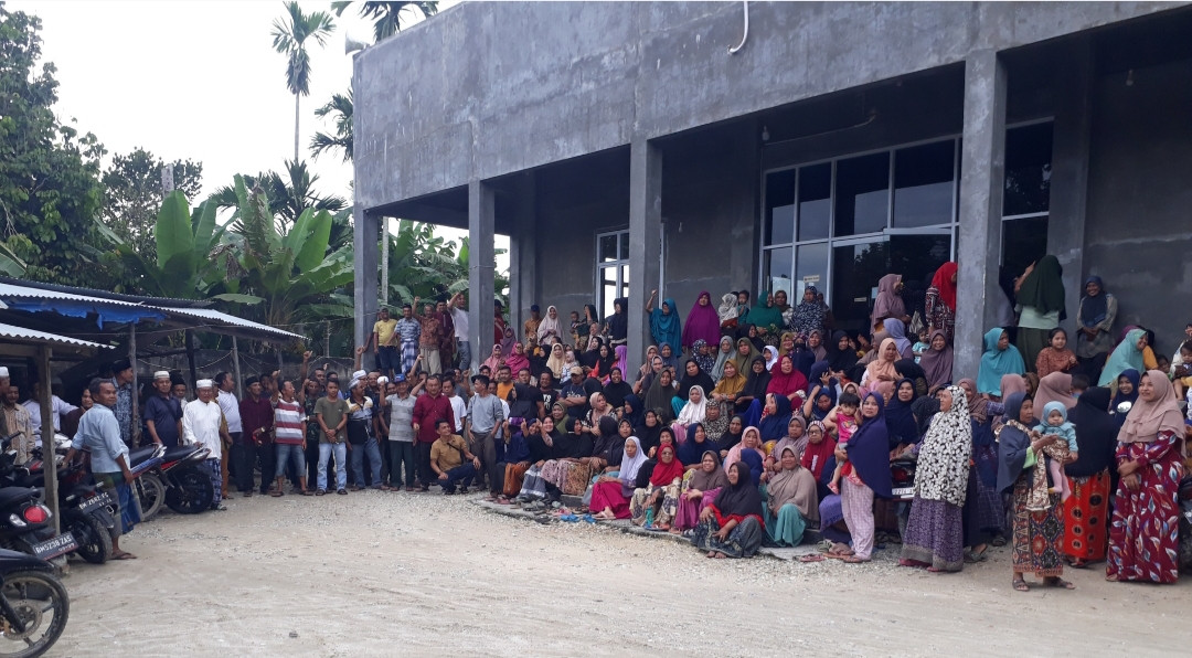 Ratusan Anggota Koperasi Petani Iyo Basamo Menolak MoU, di Rumah Dinas Bupati Kampar 