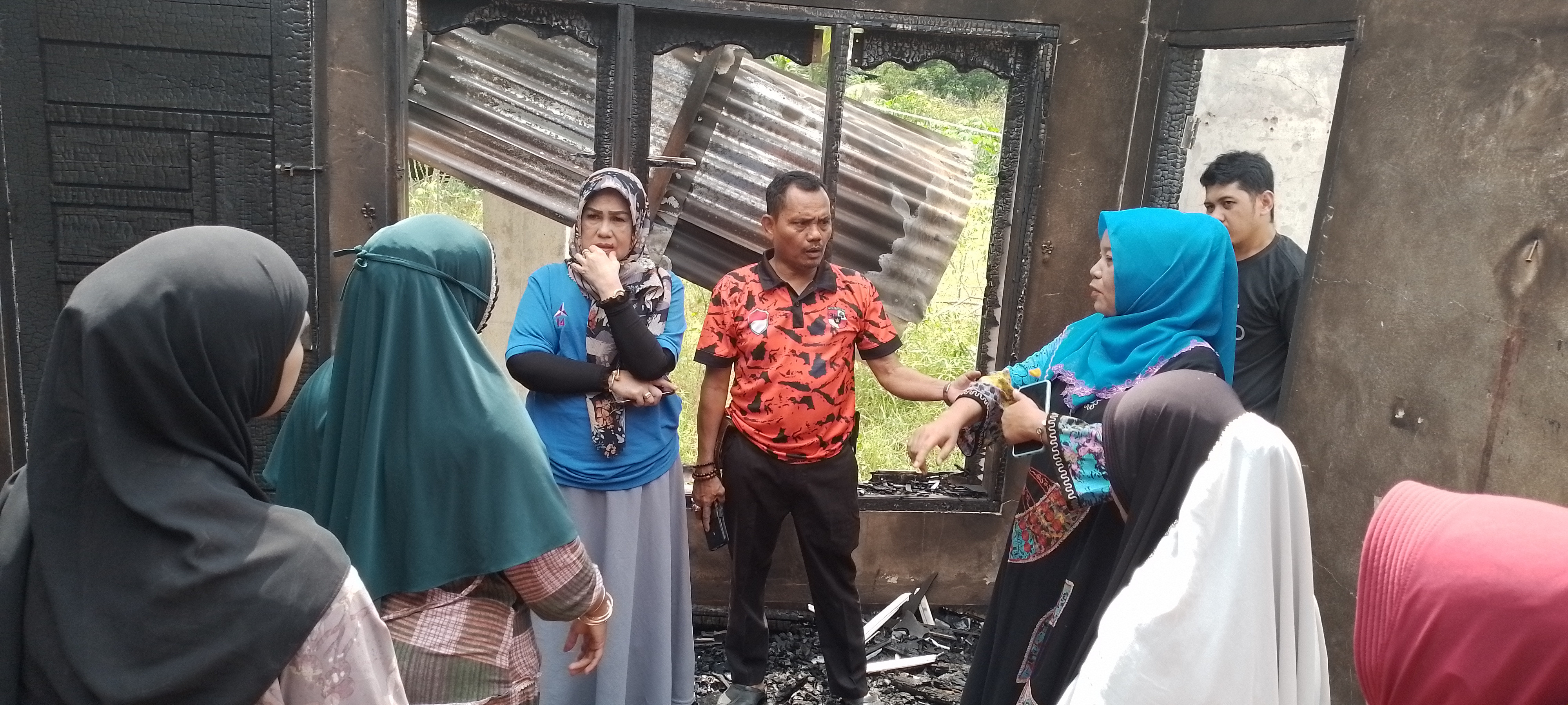Hj Eva Yuliana.SE Mengunjungi Korban Kebakaran Rumah di Penyasawan Rumbio 