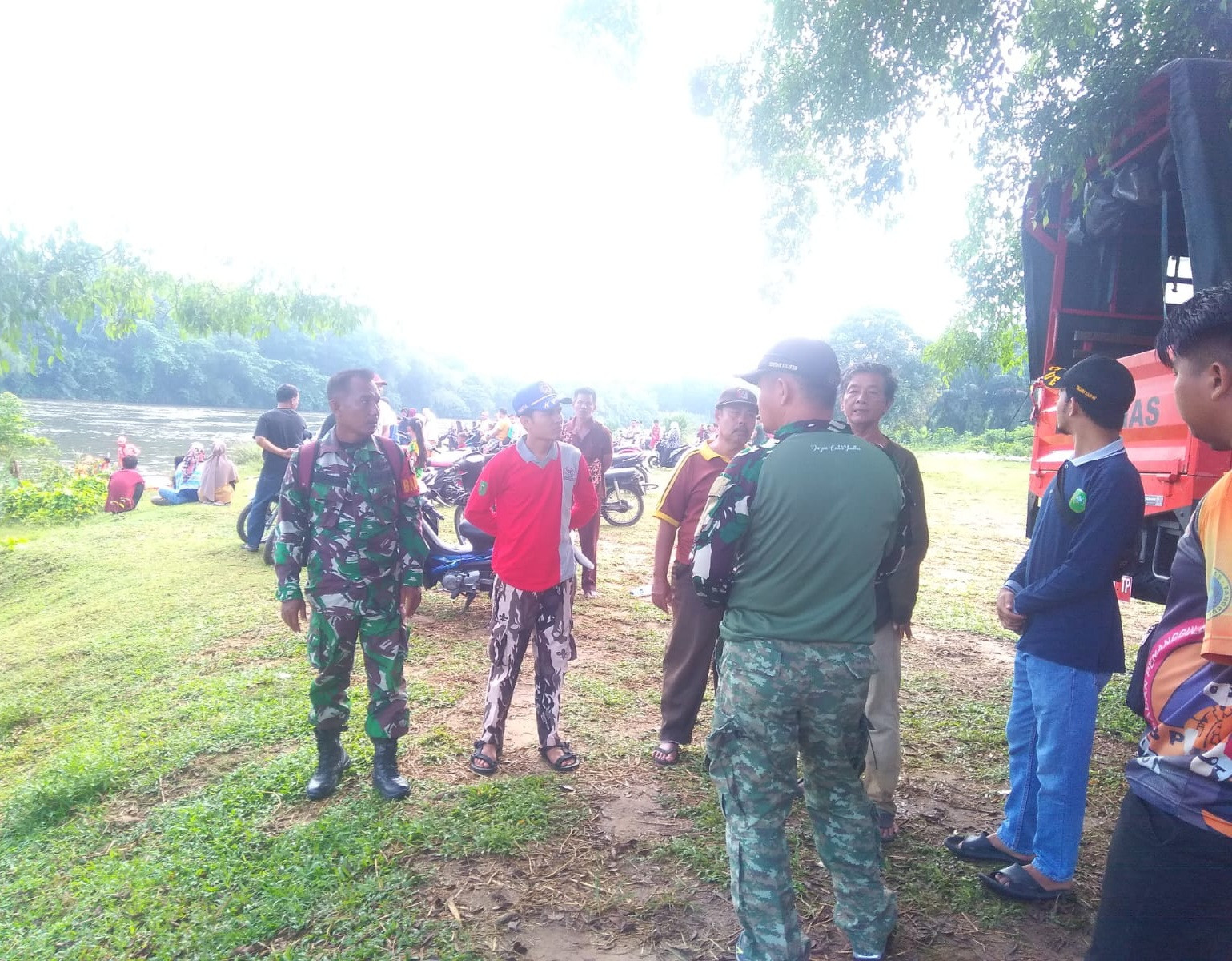 Pekerja Turap Tebing Hanyut di Sungai Kampar, Babinsa Koramil 07/Kampar Kodim 0313/KPR Bantu Pencari