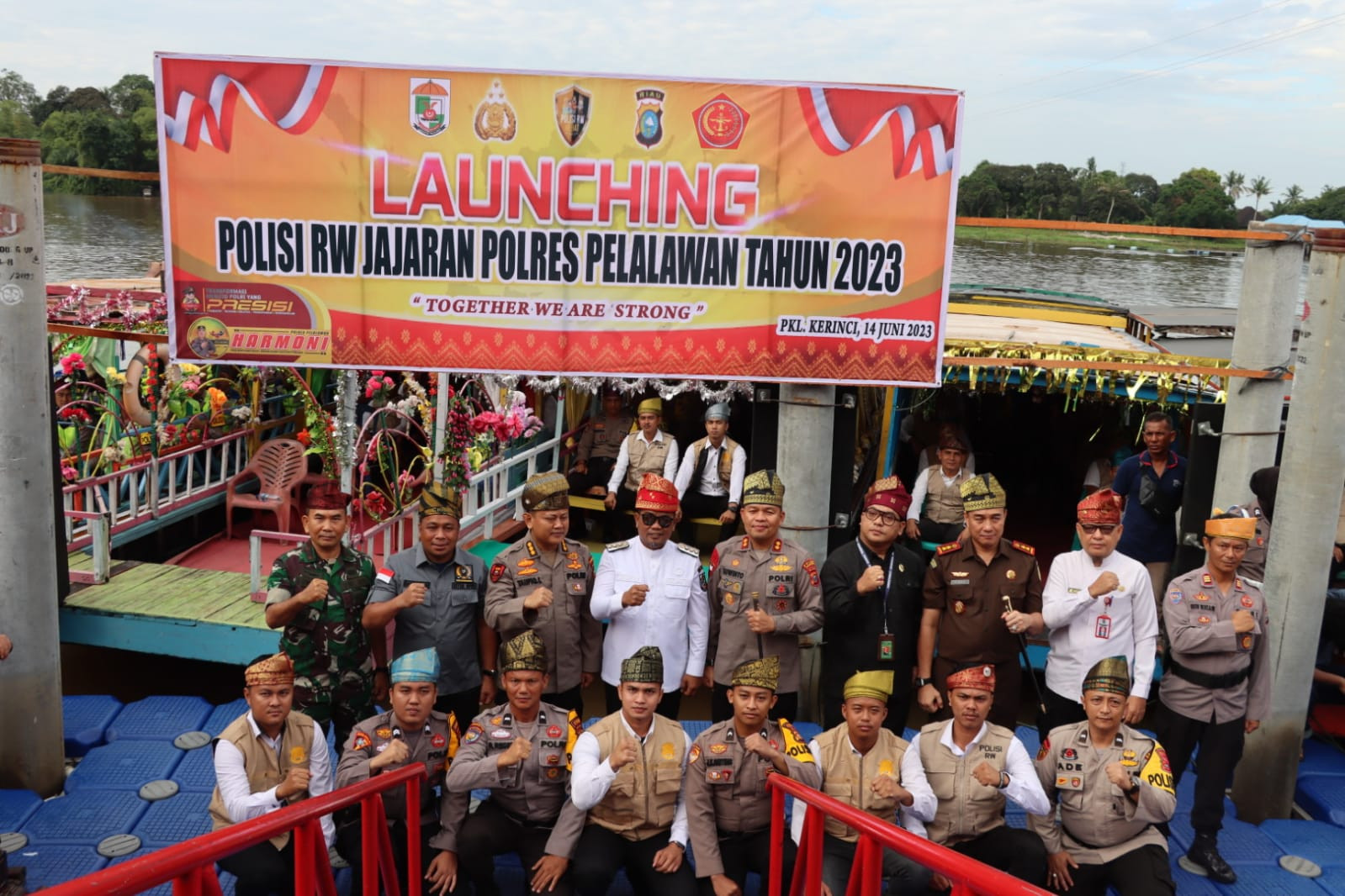 Pemukulan Gong dan Pelepasan Ratusan Merpati Tandai Louncing Polisi RW di Pelalawan
