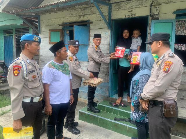 Peduli Atasi Stunting, Sobat Kamis Barokah Polsek Merbau kembali Bantu Dua Balita