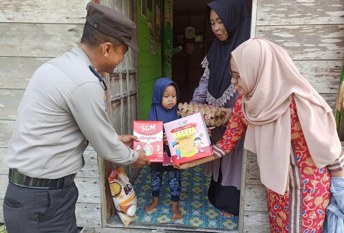 Kamis Barokah, Lagi Polsek Merbau Bantu Dua Balita Penderita Stunting