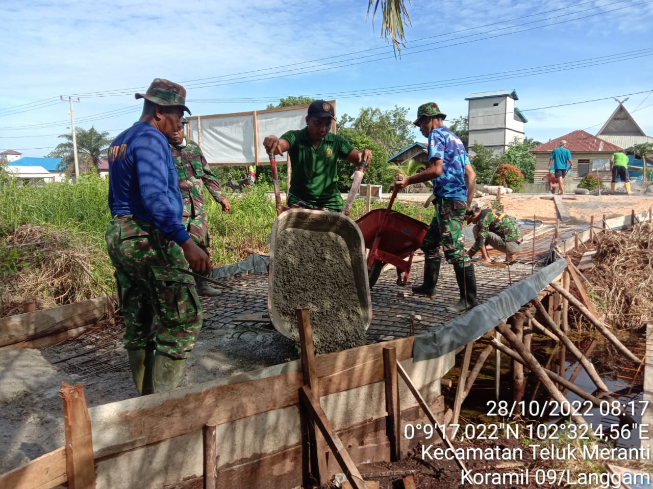 Satgas TMMD Ke-115 Bersama Masyarakat Kompak Selesaikan Pengecoran Jembatan