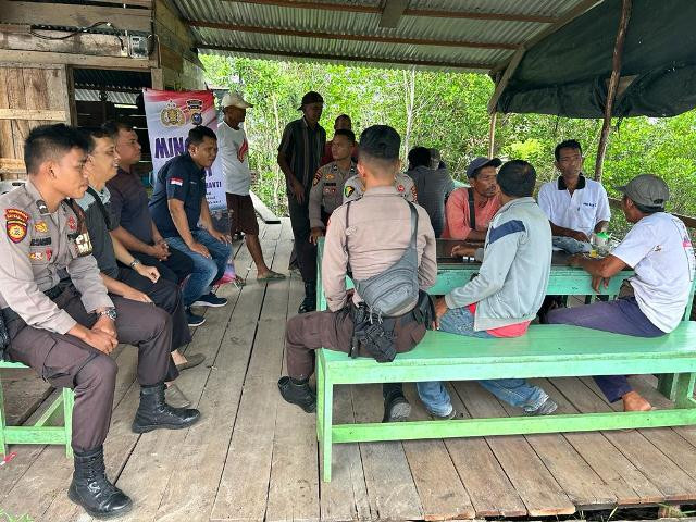 Minggu Kasih, Personel Polres Meranti Sampaikan Sejumlah Hal Penting kepada Buruh Harian Lepas