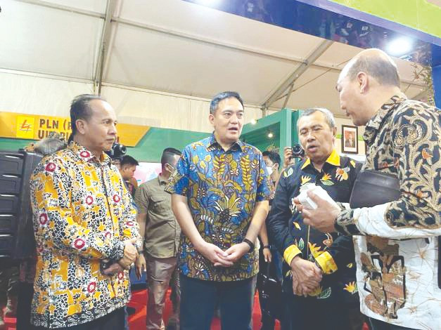 Kertas Kemasan Berkelanjutan Produksi APRIL Bikin Gubri Terkesima Saat Riau Expo 2022