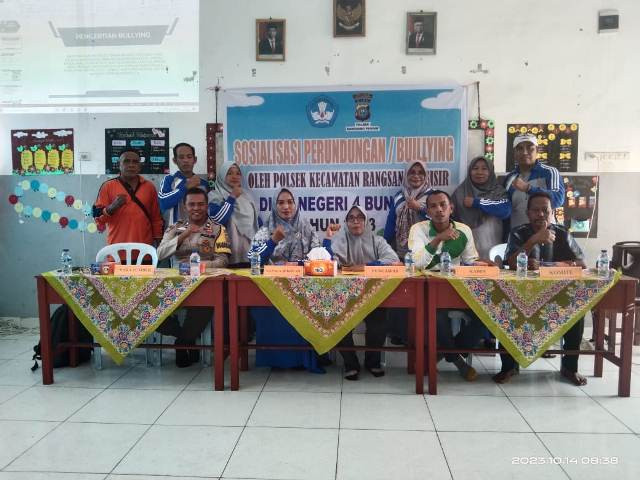 Bhabinkamtibmas di Pulau Terluar ini Lakukan Sosialisasi Bullying kepada Siswa SD
