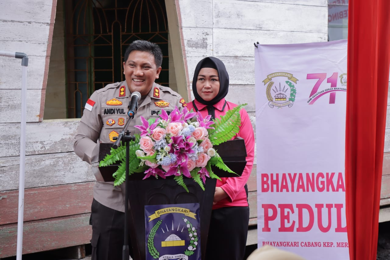 Kapolres dan Ketua Bhayangkari Meranti Lakukan Peletakan Batu Pertama Pembangunan Sarana Kebersihan 