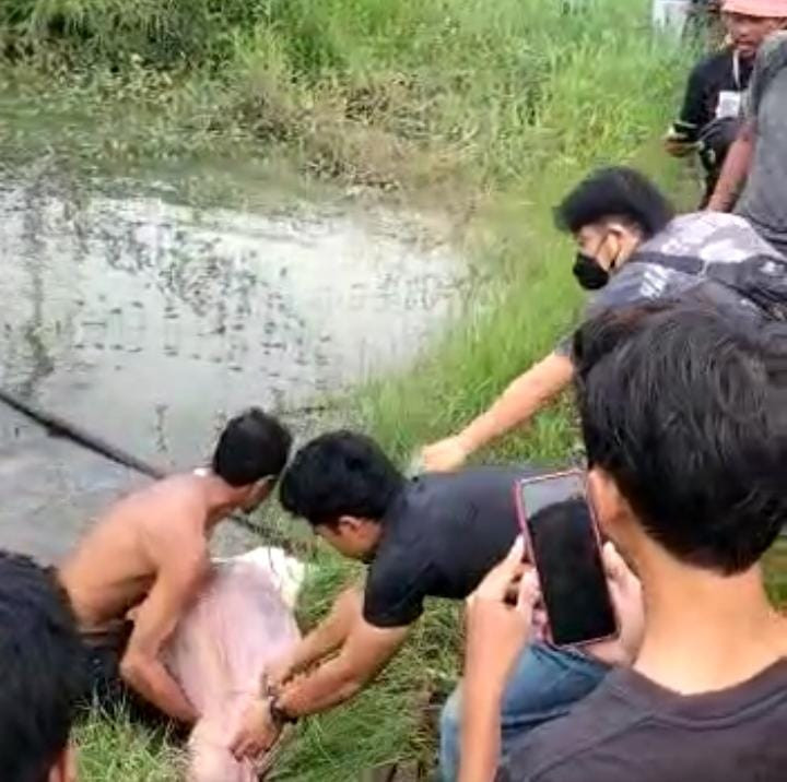Mayat Terbungkus Kain Ditemukan Mengapung Dalam Parit Jalan Wajib Senyum  