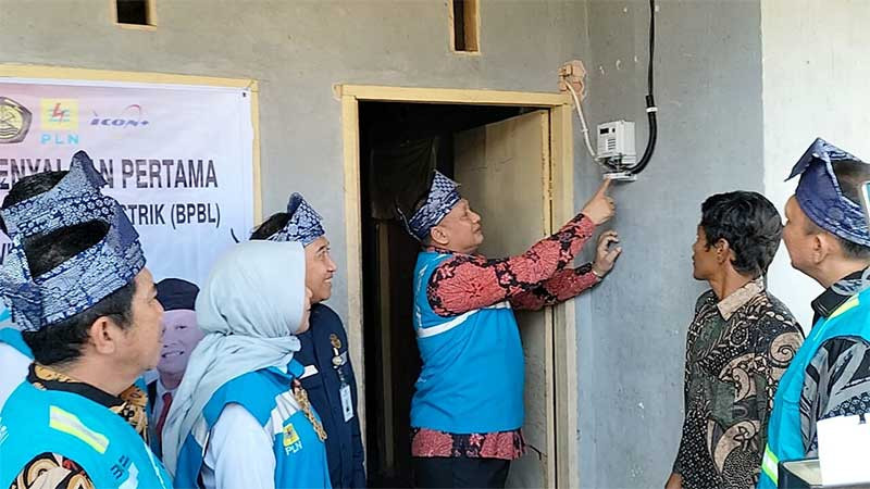 Bantuan Membuat Rumah Terang, H Nurzahedi Anggota DPR RI Berikan I69 Meteran Gratis di Kampar