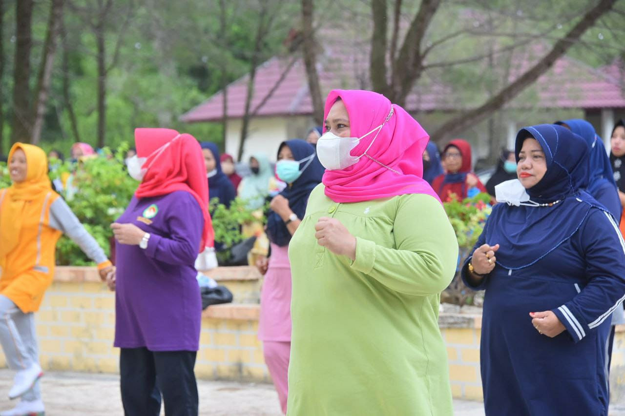 Bupati Bengkalis Ikuti Senam Bersama Perwatusi di Pantai Lapin