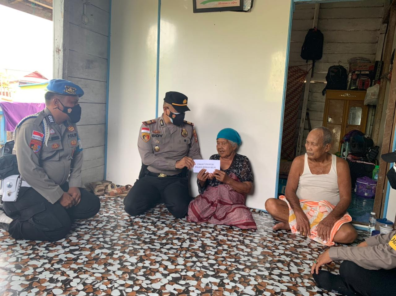 Polsek Panipahan Salurkan Zakat Profesi Untuk Warga Kurang Mampu