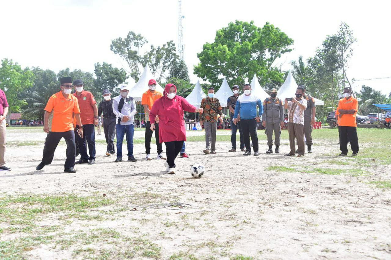 Bupati Bengkalis Buka Turnamen Sepak Bola Desa Beringin 