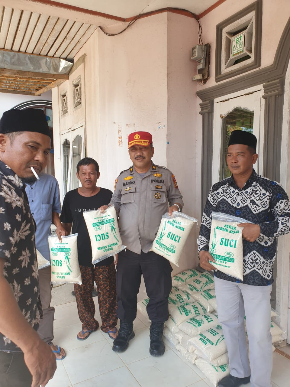 Kompol Sumarno Santuni  Anak Yatim di Desa Pulau Permai Tambang
