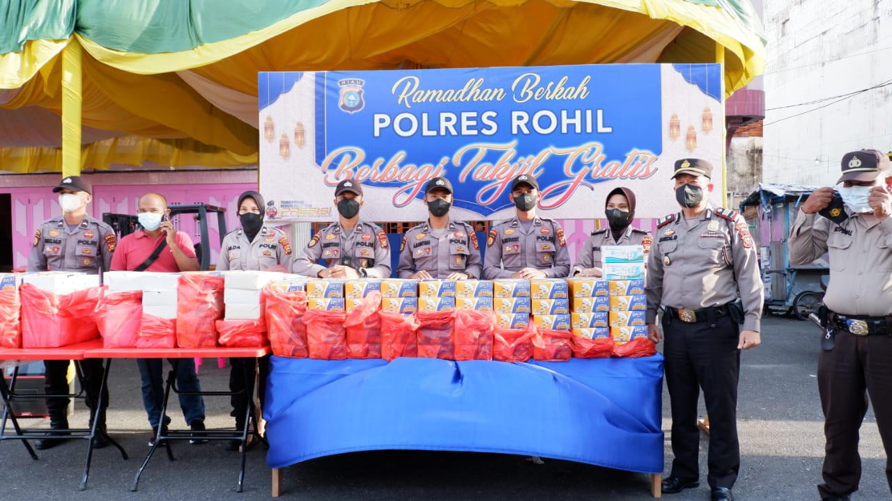Polres Rohil Bagikan 500 Takjil ke Masyarakat Bagansiapiapi