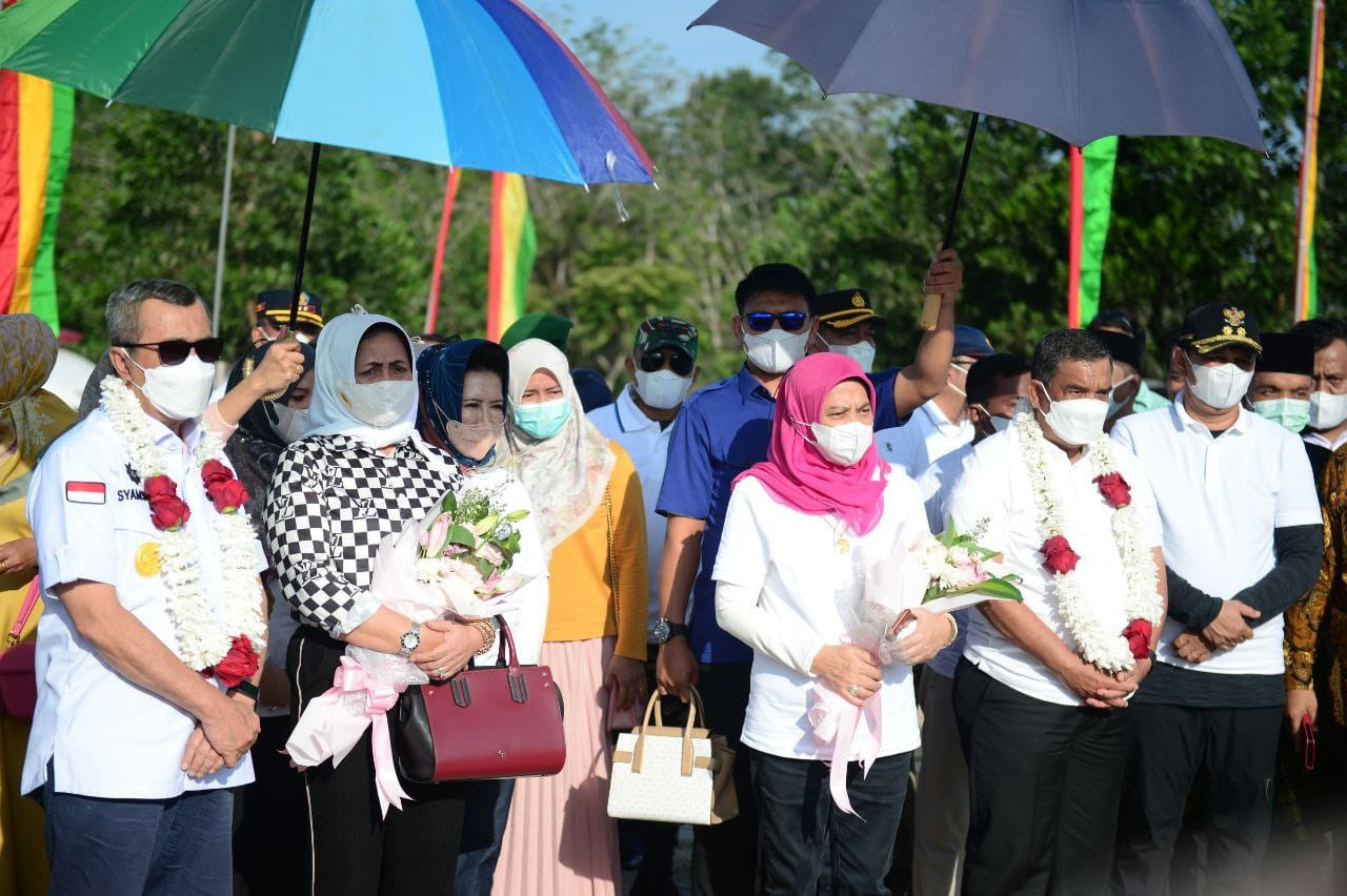 Ribuan Orang Sambut Gubri dan Wagubri di Lapangan Bola Internasional Rohul