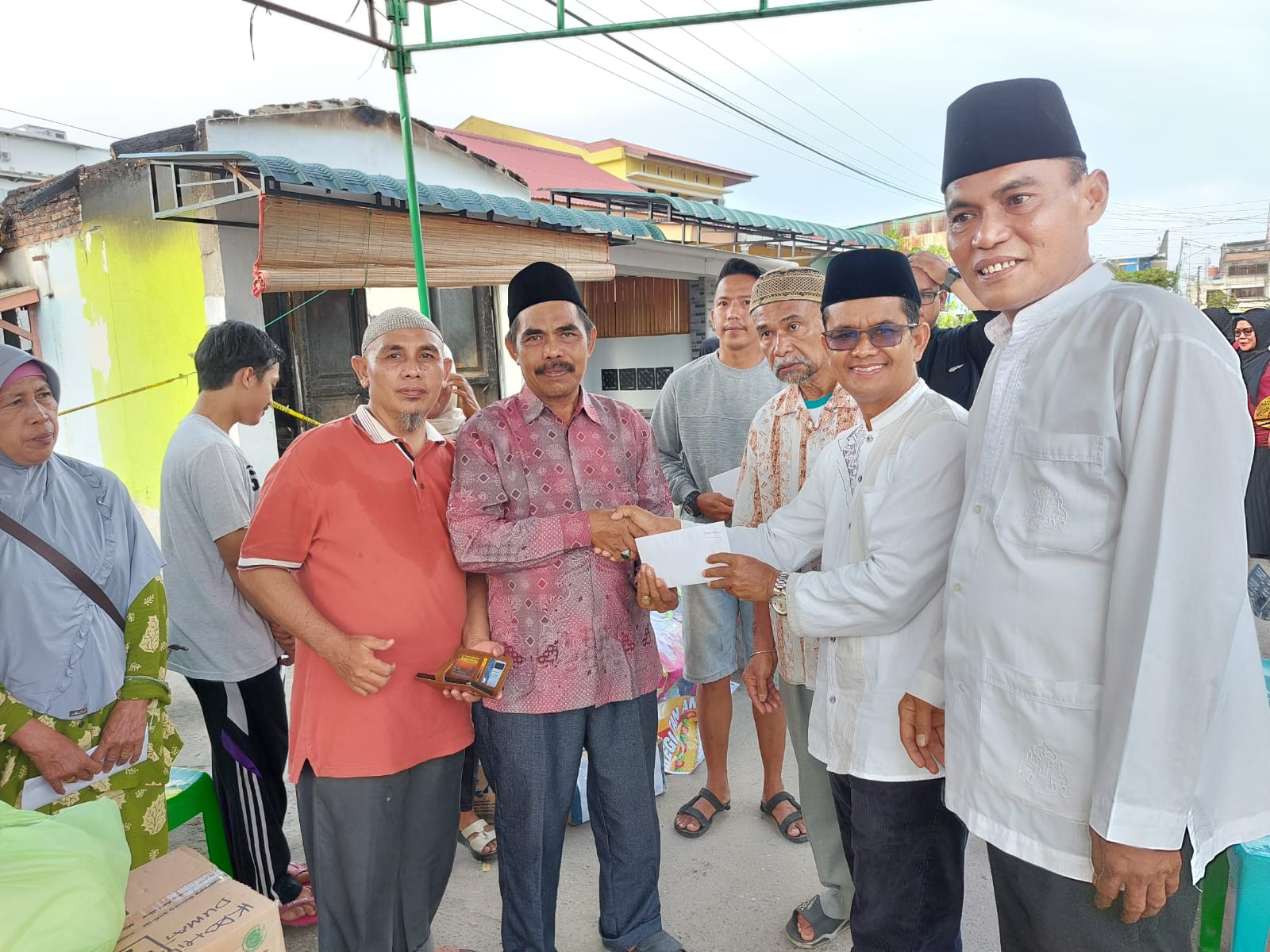 DPC S3 dan IKMR Dumai Serahkan Bantuan untuk Korban Kebakaran di Jalan Imam Bonjol