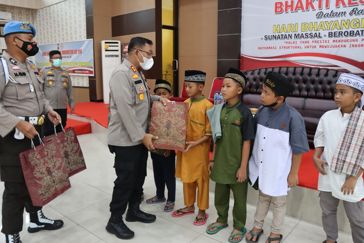 HUT Bhayangkara, Polres Rohil Layani Vaksin, Sunat Masal Dan USG Gratis