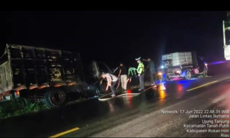 Truk Terbakar Di Teluk Berembun, Satlantas Polres Rohil Sigap Menolong