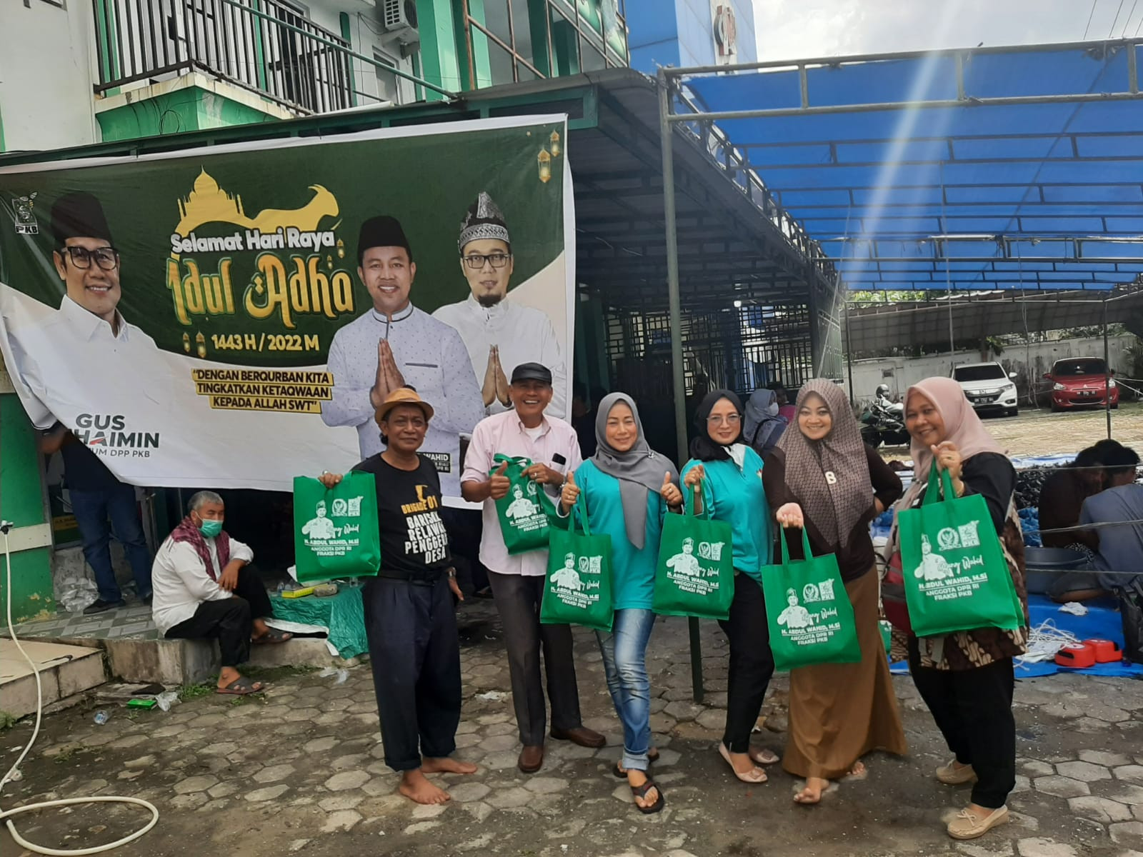 Peringati Idul Adha, Ketua PKB Riau Abdul Wahid Sembelih 3 Ekor Sapi