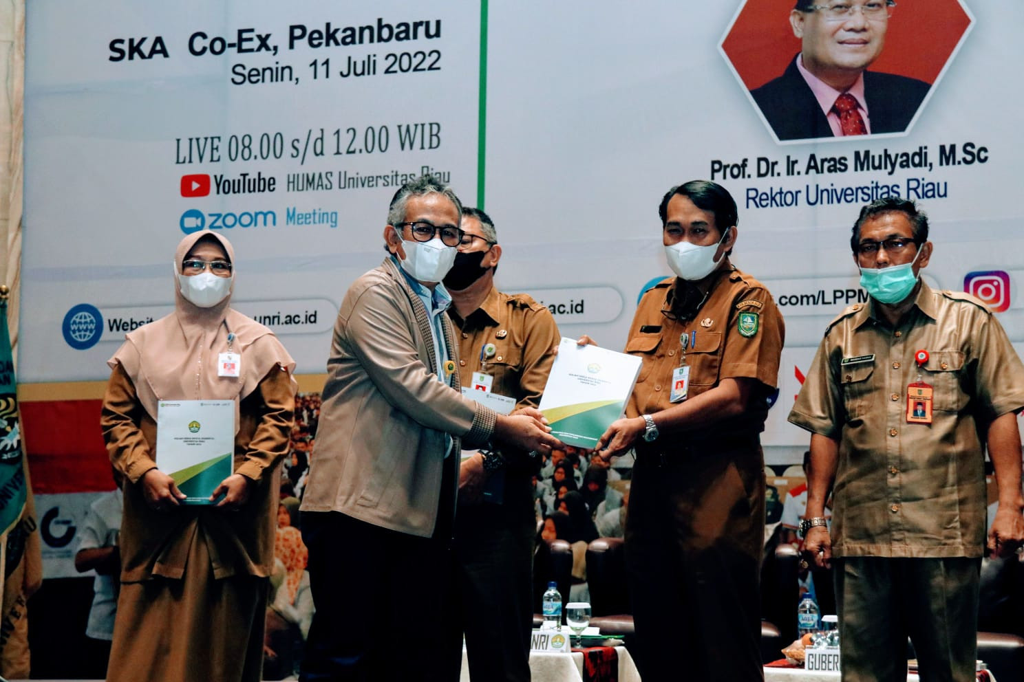 Asisten Administrasi Umum Setda Bengkalis Menghadiri Pelepasan 6.474 Mahasiswa KKN