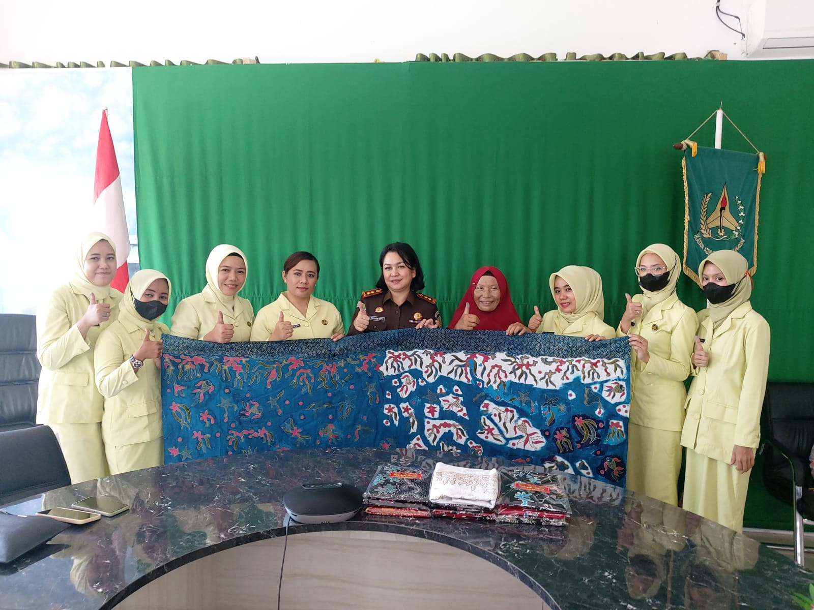 Ikatan Adyaksa Darma Kirani Rohil Belajar Membatik