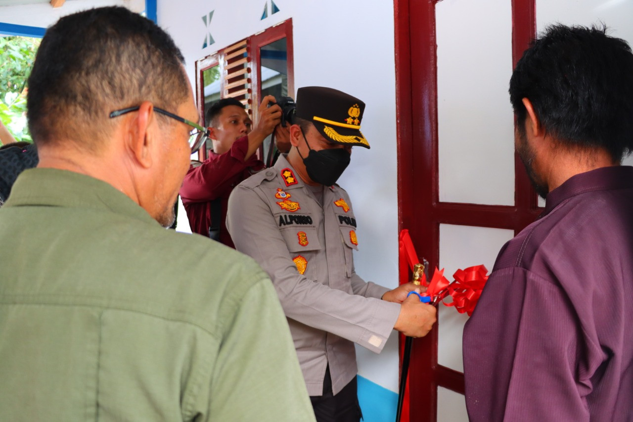 Progam Bersih di Desa Paskem Rampung, Kapolres Inhu Serahkan Kunci