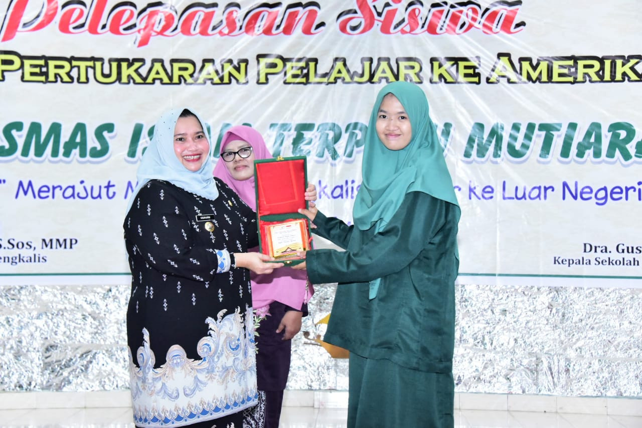 Bupati Bengkalis Apresiasi kepada Siswi SMA Yayasan Pendidikan Islam Terpadu Mutiara