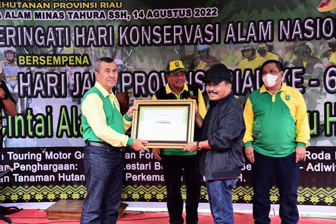 Asisten II Terima Piala Penghargaan Lomba Kota Bersih