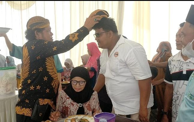 Pujakusuma Berikan Belangkon Penghargaan Ke Dodi Nefeldi