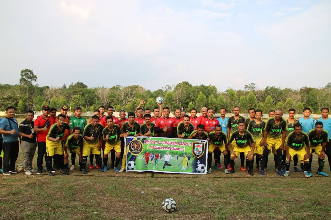 Ajang Pembukaan Lubuk Terap Cup, Tim Sepakbola PWI Pelalawan Ditantang APDESI Pelalawan