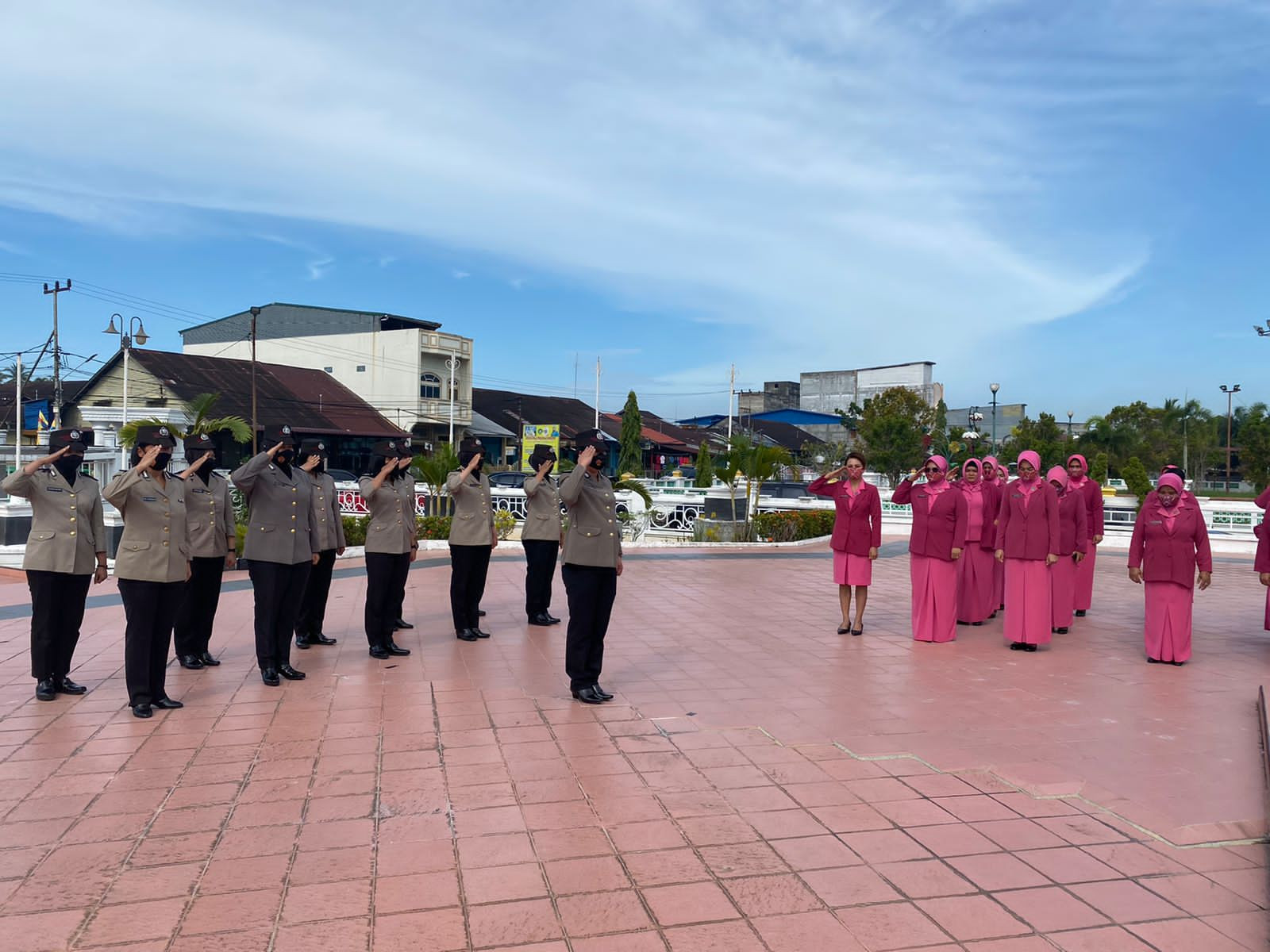 HUT Ke 74 Polwan, Polres Rohil Ziarah ke Makam Pahlawan