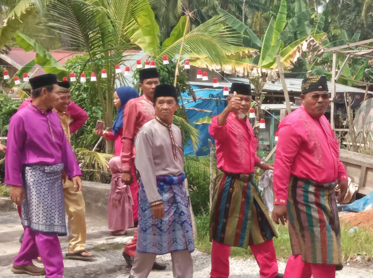 Ratusan Peserta Pawai Ta,aruf Meriahkan MTQ 17 Desa Sukajadi