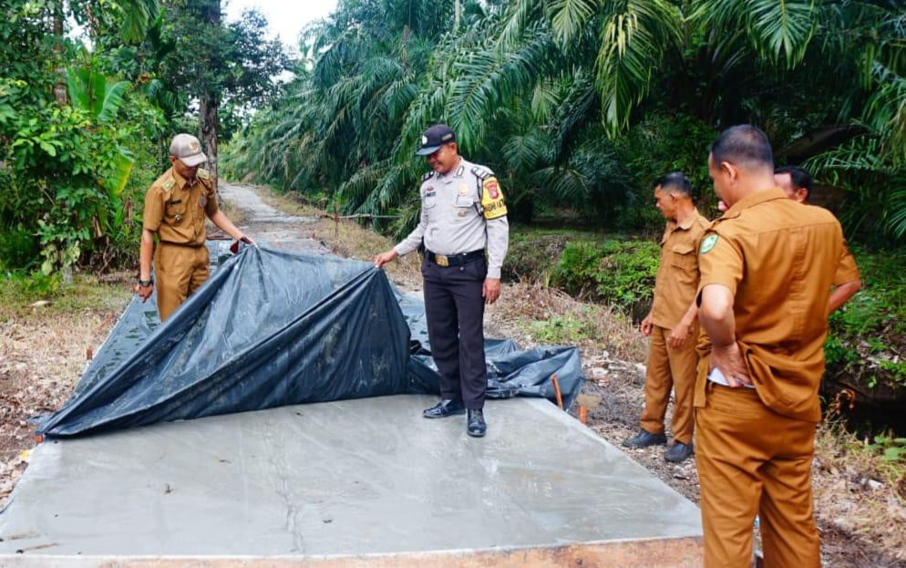 Pastikan Pembangunan Fisik Sesuai Ketentuan, Kades Tenggayun Lakukan Pemeriksaan 