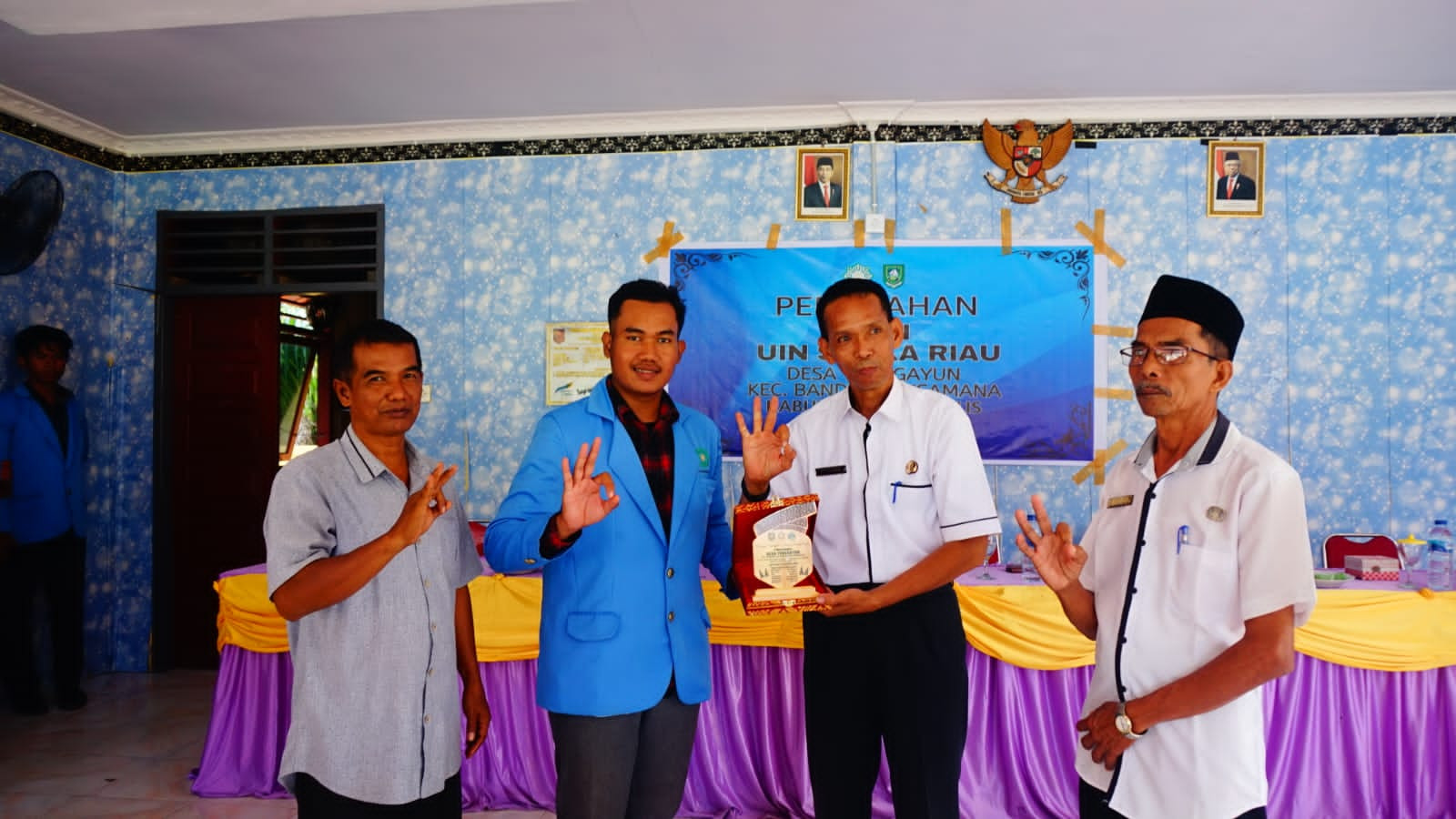 Hadiri Perpisahan Mahasiswa KKN UIN Susqa, Ini Pesan Kepala Desa Tenggayun