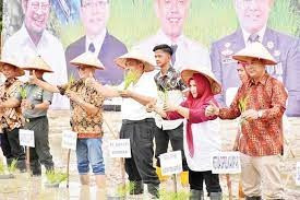 Tanam Perdana Padi Berteknologi IPAD-BO Pj Bupati Kampar Teken MoU 