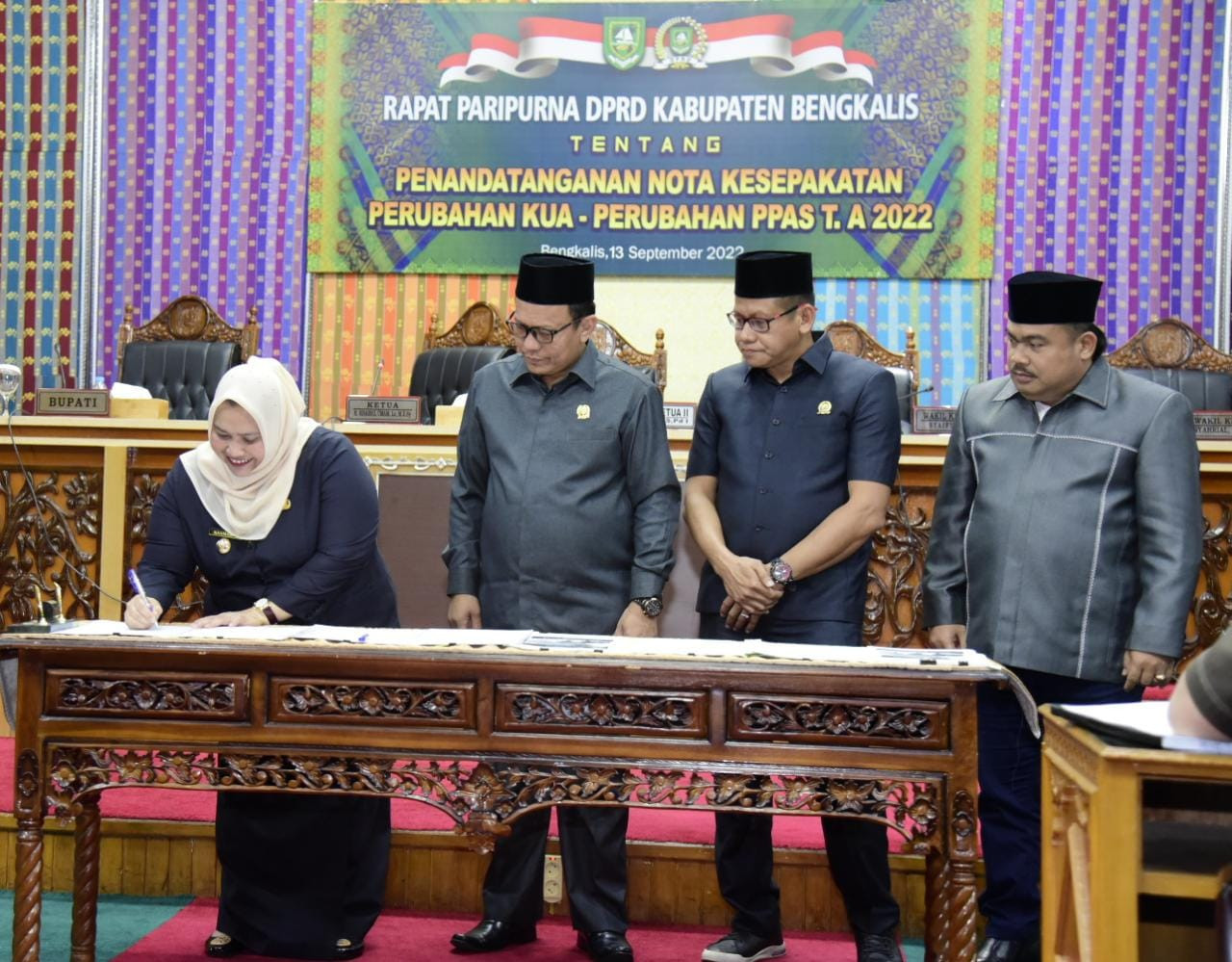 Bupati bersama Ketua DPRD Bengkalis Menandatangani Nota Kesepakatan (MoU) tentang Perubahan