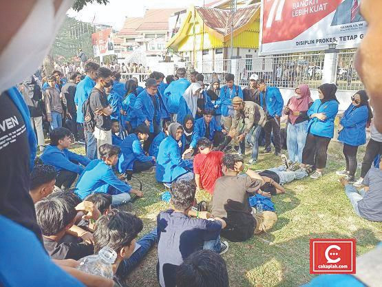 Memanas!! Saling Dorong Hingga Botol Air Mineral Melayang Aksi Unjukrasa di Gedung DPRD Riau