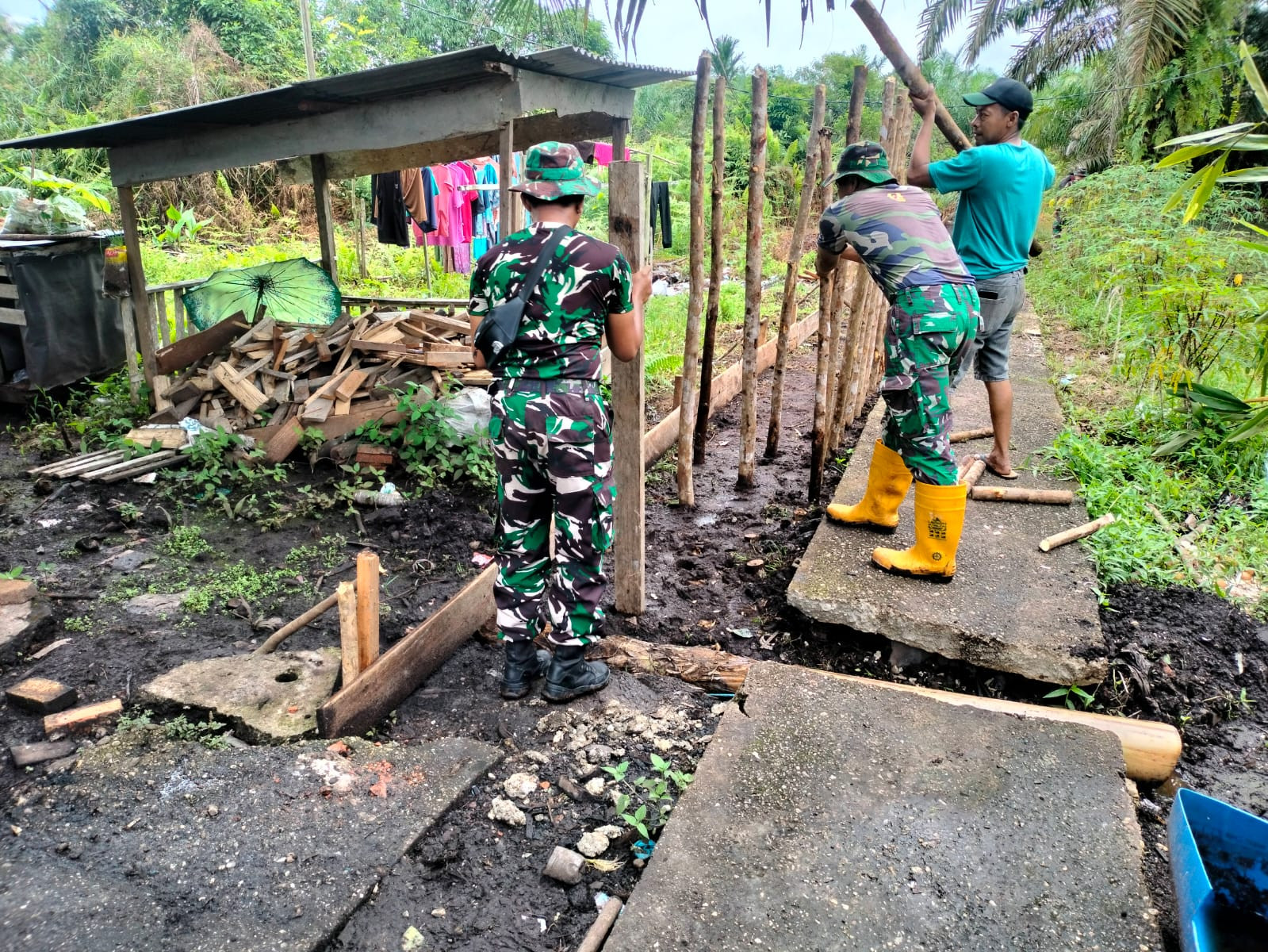 Satgas TMMD ke-115 Kodim 0313 KPR Kerjakan Tahap Awal Semenisasi Bersama Masyarakat