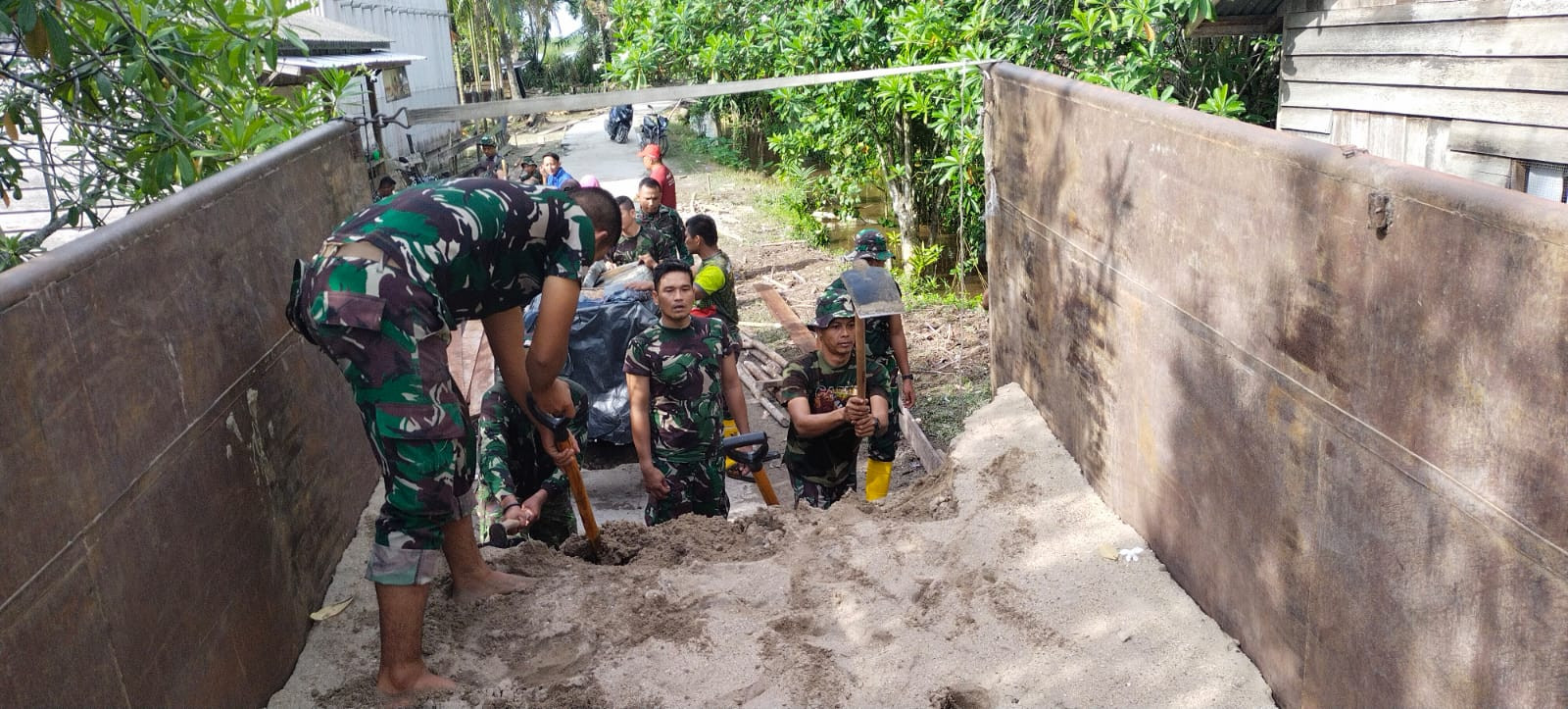 Satgas TMMD ke 115 Kodim 0313/KPR Kompak Melansir Material Bersama Masyarakat