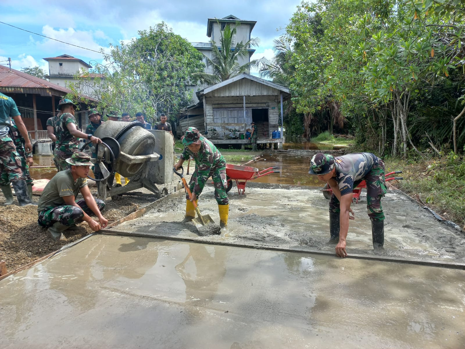 Kendala Dilokasi Tidak Menyurutkan Semangat Anggota Satgas TMMD ke- 115 