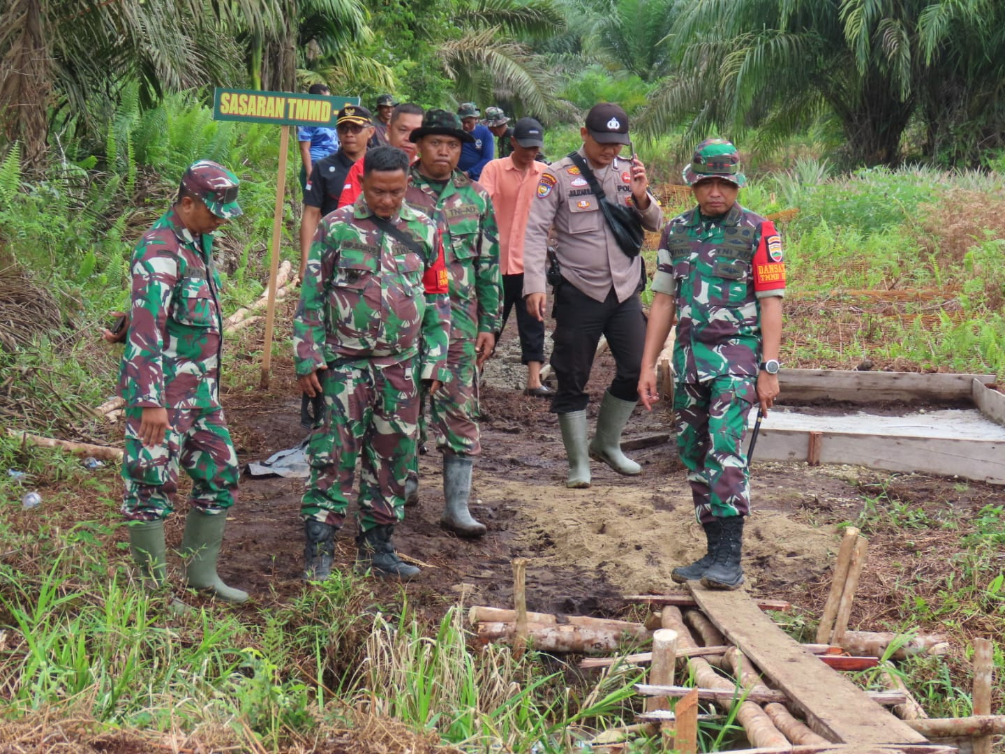 DanSatgas TMMD ke - 115 Meninjau dan Semangati Anggota Satgas di Teluk Meranti
