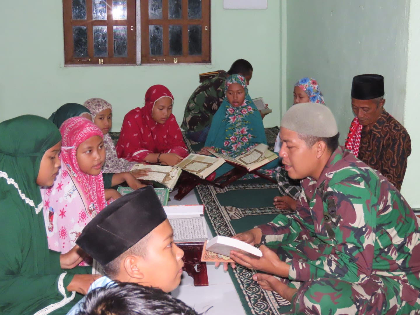 Wujud Kedekatan TNI Dengan Masyarakat, Satgas TMMD ke- 115 Mengajar Ngaji Di Musholla 