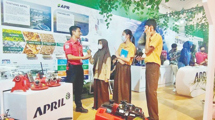 Siswa Penasaran Kayu Bisa Jadi Kertas Stand PT RAPP di Helat Pelalawan 2022 Diserbu Pengunjung