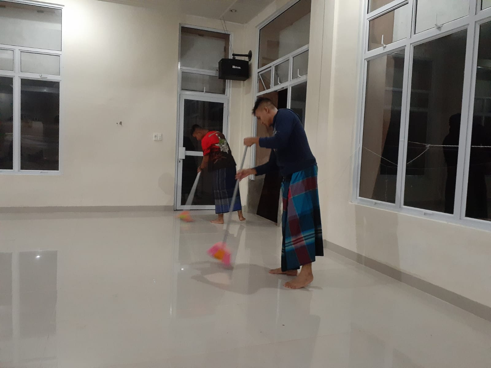 Sebelum Sholat Jumat, Satgas TMMD Ke - 115 Kodim 0313/KPR, Bersihkan Masjid Al Qohar