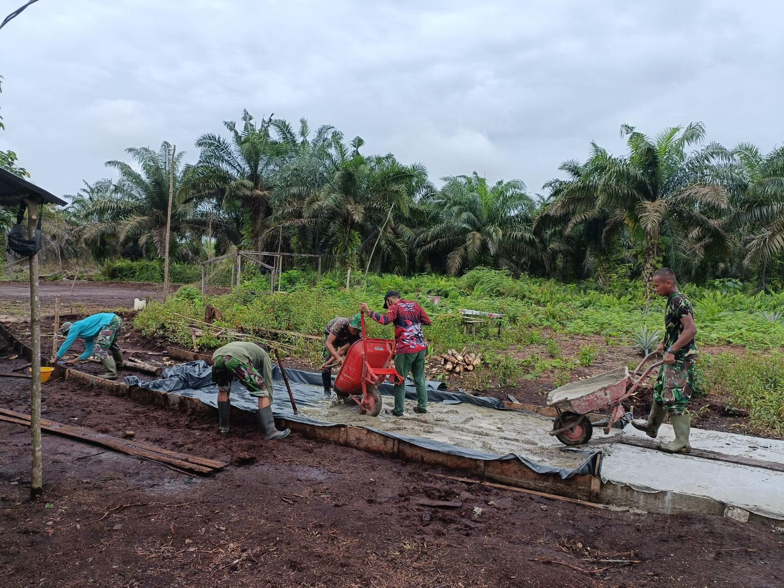  Pekerjaan Fisik Terus Digenjot Tim Satgas TMM Ke 115, Meskipun Hari Libur