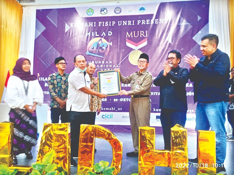 Rekor Dunia MURI 10.988 Baris Pantun Terpanjang 