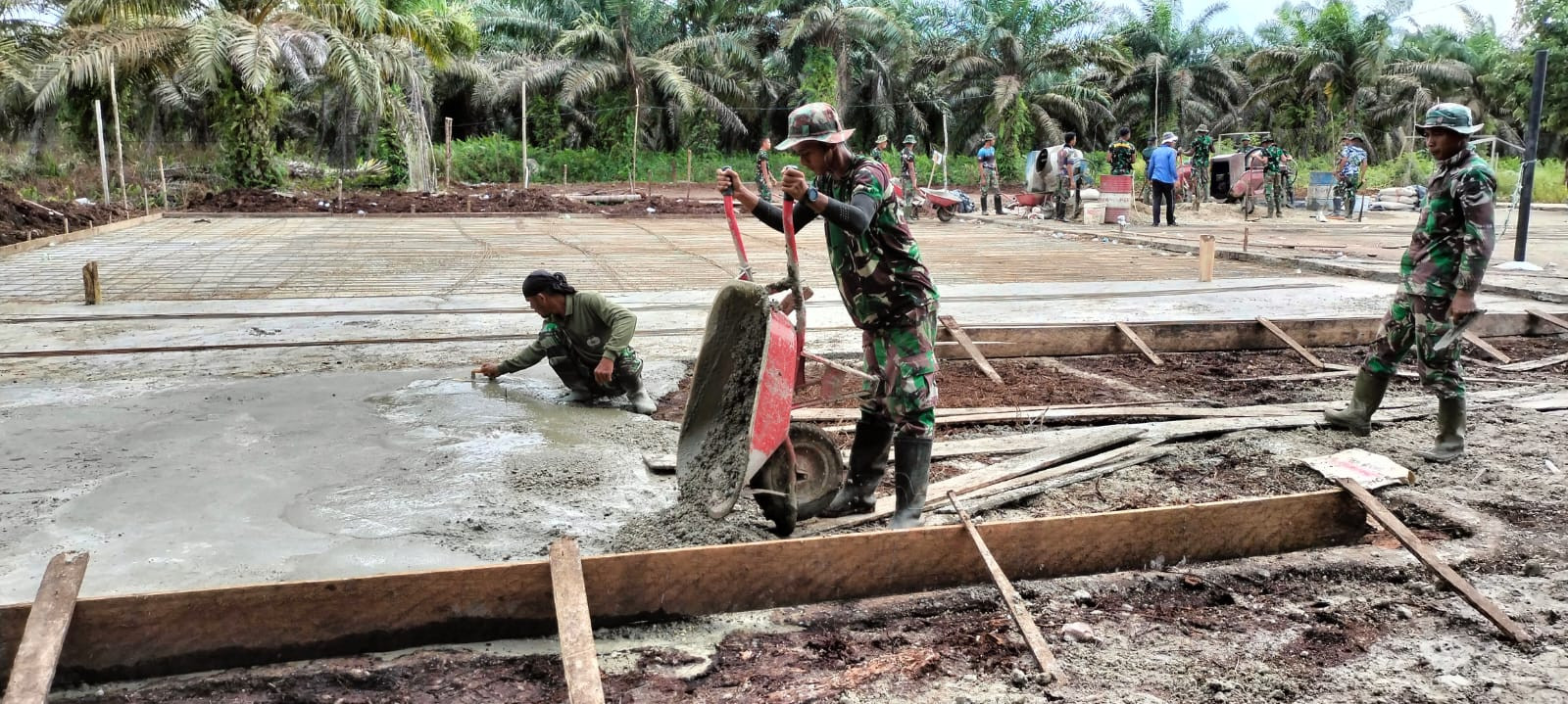 Tak Kenal Lelah Dan Hari Libur, Satgas TMMD Tetap Semangat Selesaikan Sasaran