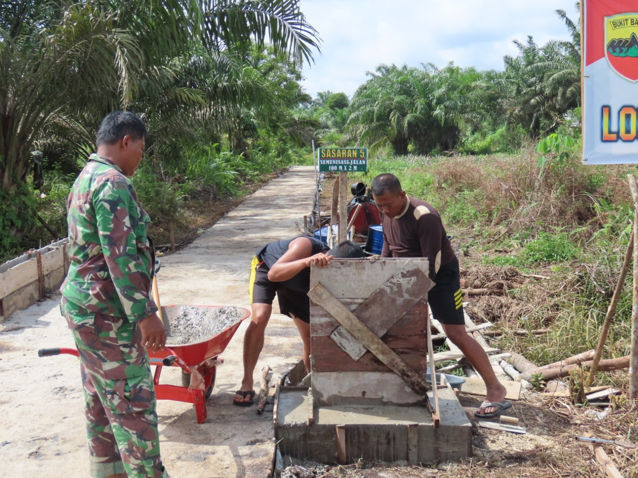 Satgas TMMD Kodim 0313/KPR Bangun Tugu Prasasti TMMD ke-115